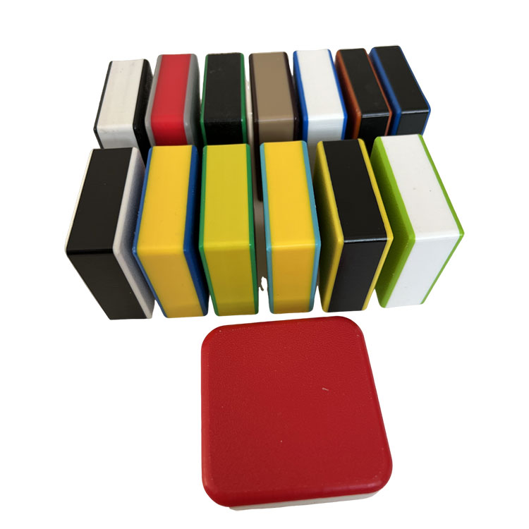 Panneau de polyéthylène tri-couleur